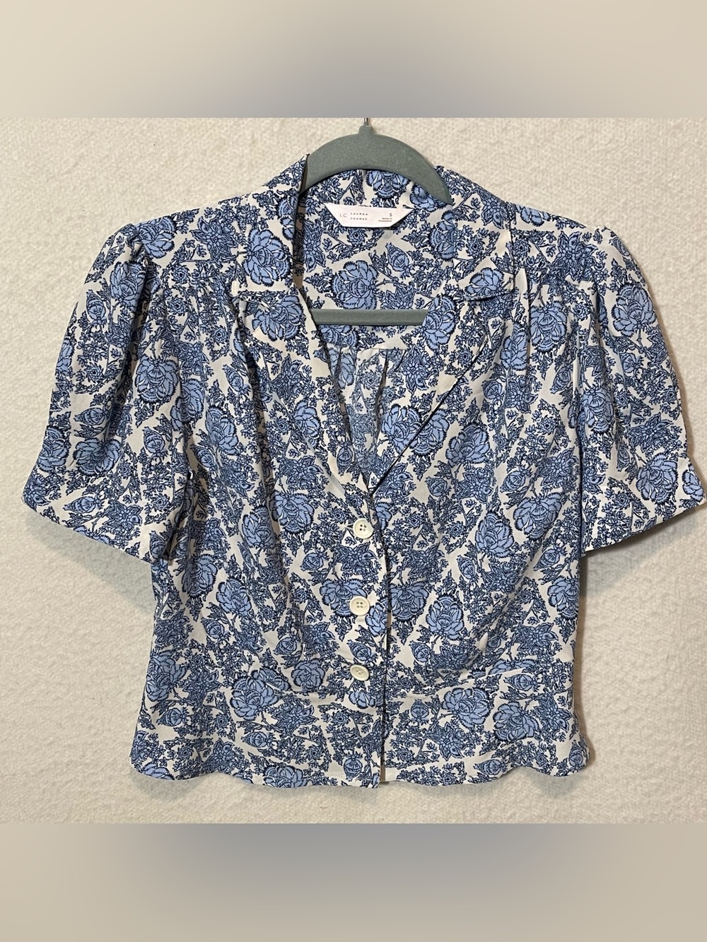LC Lauren Conrad White and Blue Floral Button-Front Crop Shirt